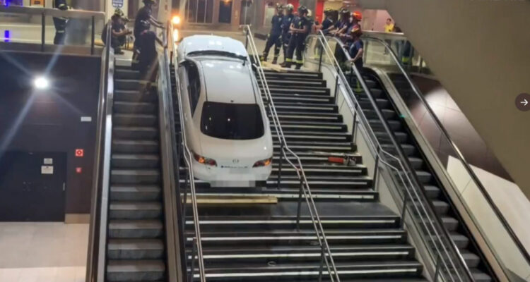 Video: hombre drogado roba vehículo y lo “estaciona” en las escaleras de una estación subterránea