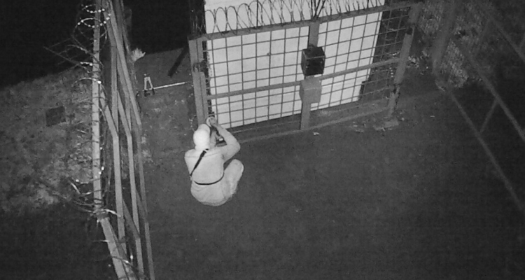 Dejan libre a hombre que puso en peligro estación del canal Bío Bío: lo han detenido 30 veces.