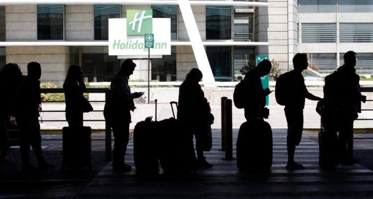 Hoteleros aseguran que Gobierno les informó el fin de la homologación de vacunas para extranjeros