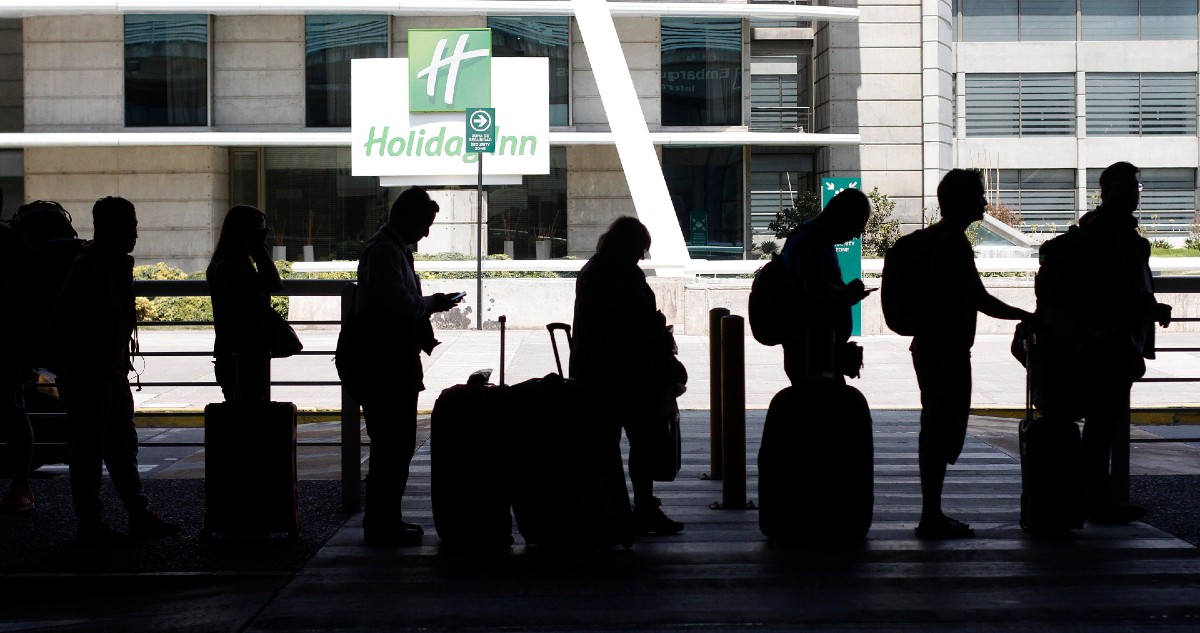 Hoteleros aseguran que Gobierno les informó el fin de la homologación de vacunas para extranjeros