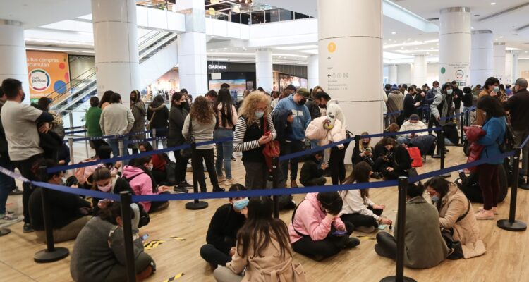 Capitalinos realizan largas filas ante inauguración de la primera tienda Ikea en Chile