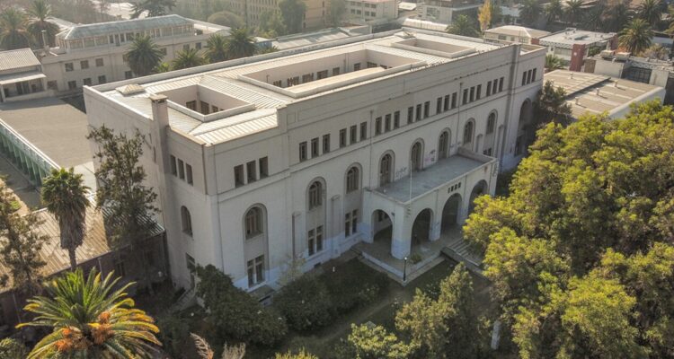 Overoles blancos protagonizan incidentes en el exterior del INBA