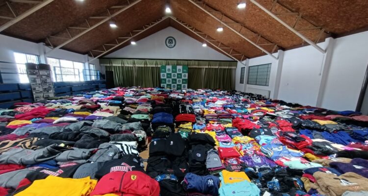 Carabineros decomisa ropa en Santiago