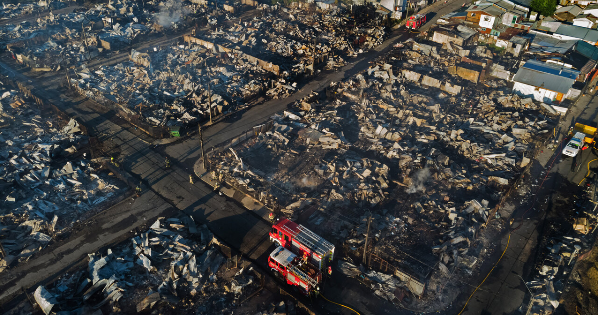 Entregan primeras casas a damnificados de incendio que afectó a más de 120 viviendas en Castro.