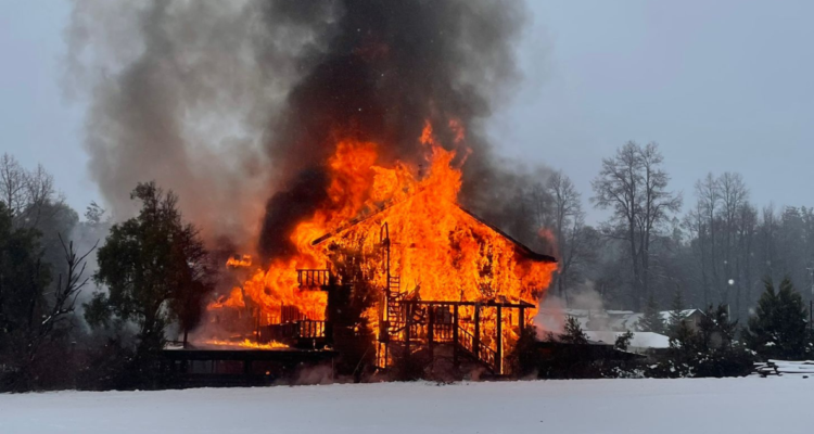 Violento incendio en Hotel Marina del Fuy en Panguipulli