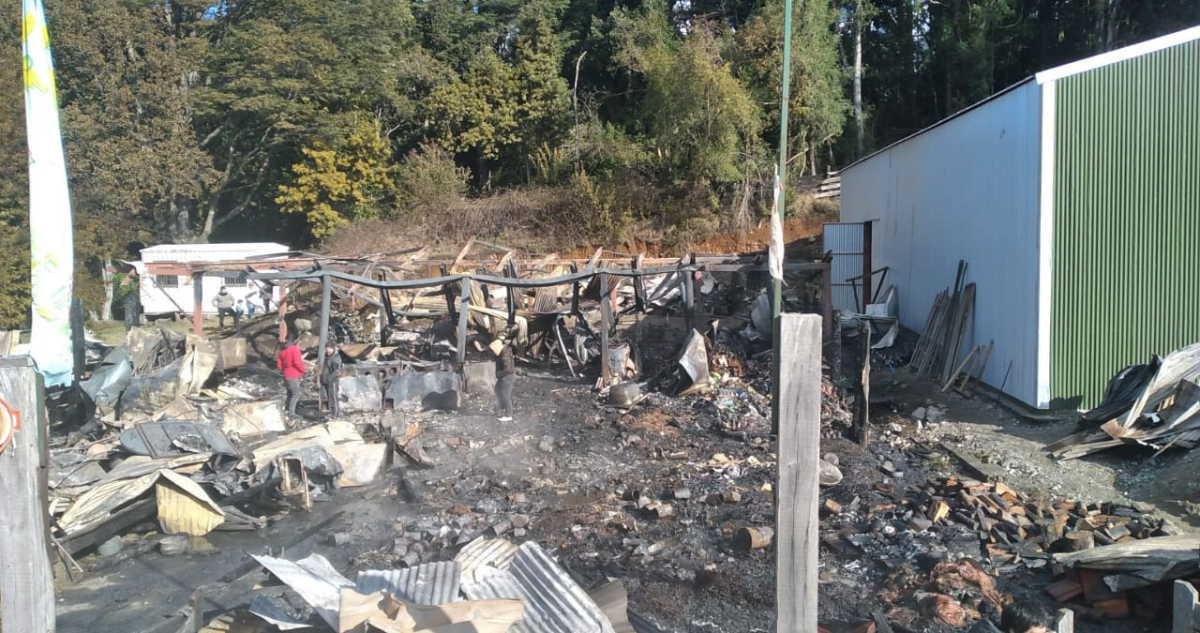 Incendio destruye único local comercial de Llanada Grande: municipio aseguró ayuda a dueños
