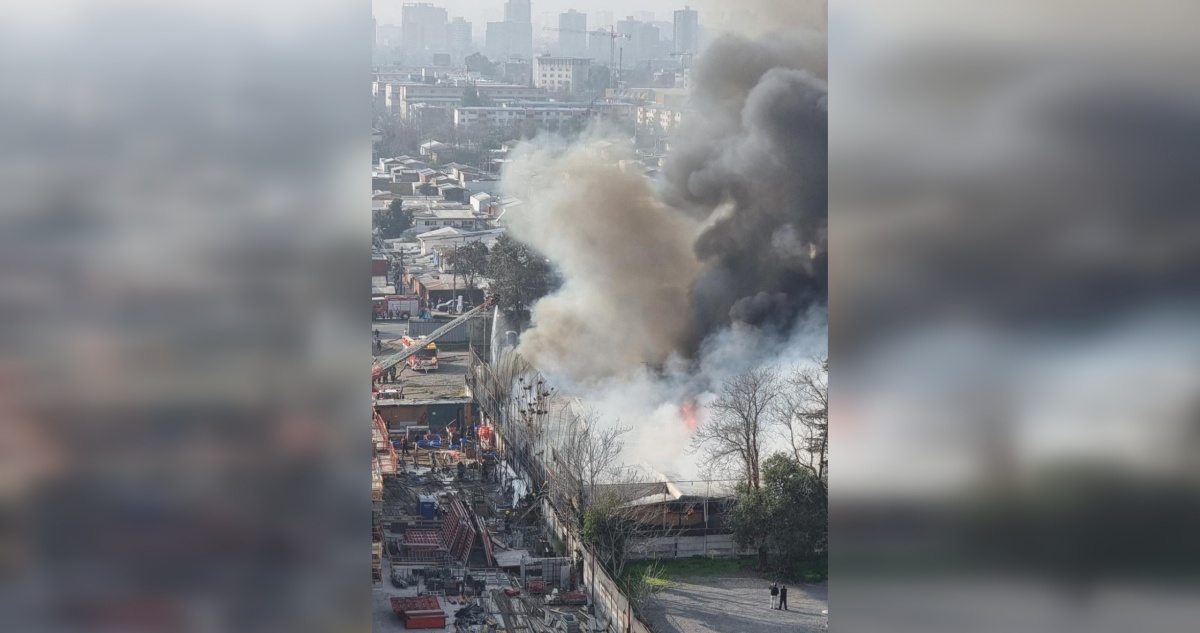 Bomberos trabaja en gran incendio que afecta a bodega en Ñuñoa