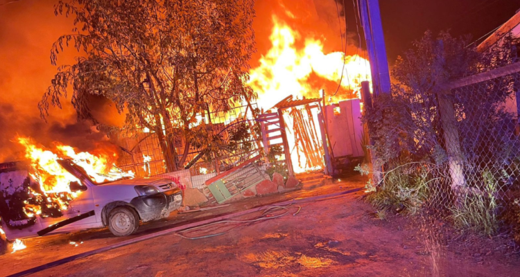 Incendio consume auto y 2 casas en Villa Alemana: hallan en escombros cuerpo de hombre desaparecido.