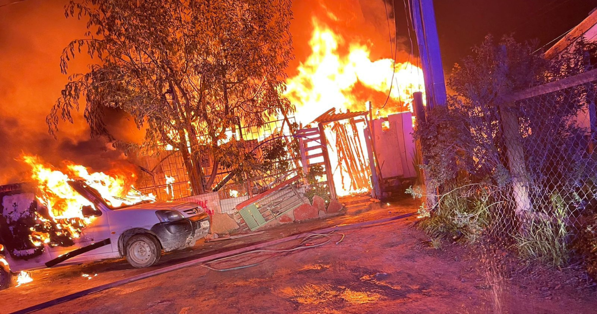 Incendio consume auto y 2 casas en Villa Alemana: hallan en escombros cuerpo de hombre desaparecido.