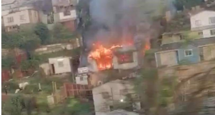Incendio consume 2 viviendas en sector Forestal Alto de Viña del Mar: hay una persona con quemaduras.