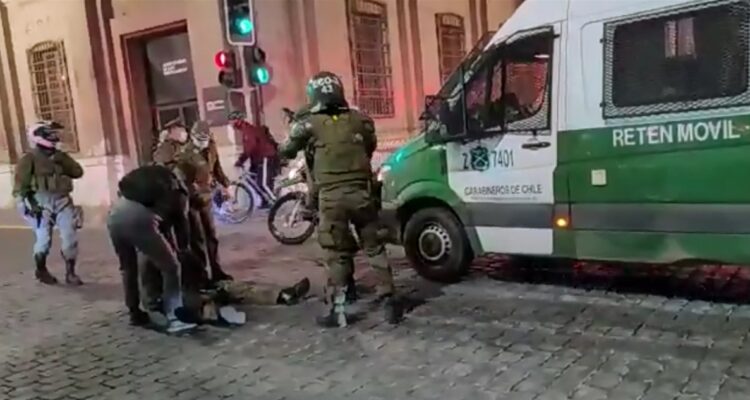 Dos carabineros lesionados y “turbazos” a locales comerciales dejan incidentes en centro de Santiago
