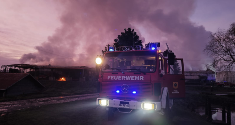 PDI indaga incendio que consumió galpón con maquinaria en fundo de Paillaco