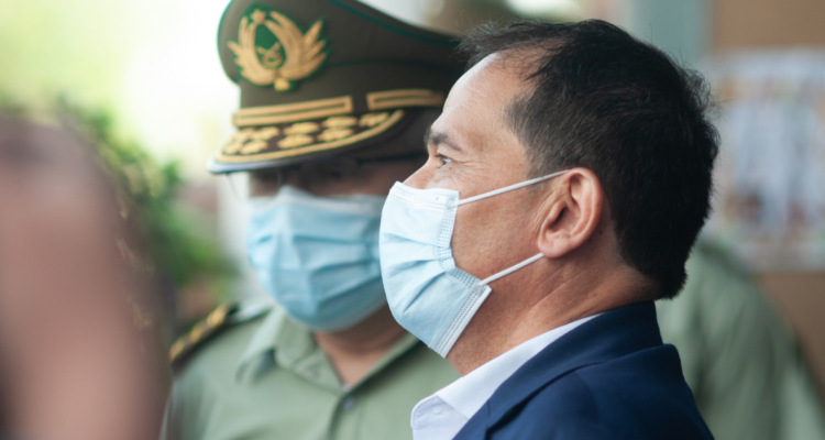 Ex director del INDH, Sergio Micco en un foto junto a un carabinero