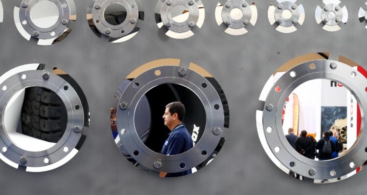 La producción industrial y actividad del comercio sufren fuerte caída interanual