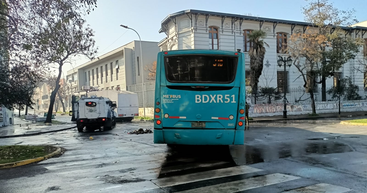 Encapuchados intentan quemar bus del Transantiago afuera del Liceo de Aplicación