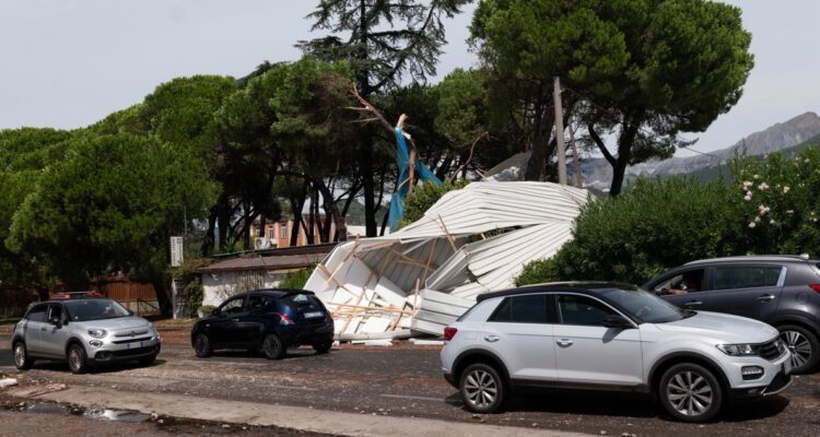 Destrozos dejados por los vientos en Marina di Massa.