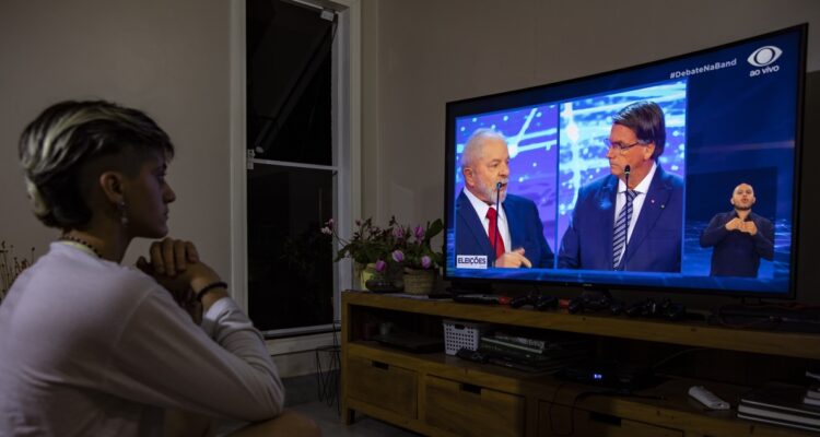 Una mujer ve en televisión el debate presidencial de este domingo.