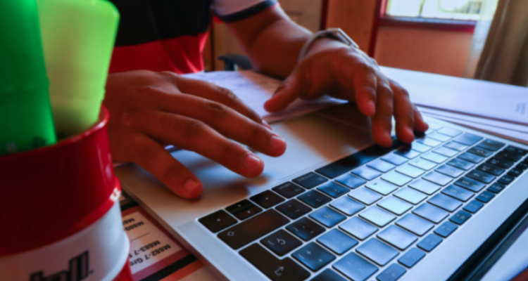 Junaeb entrega 148 computadores con internet a estudiantes de séptimo básico en Río Negro: