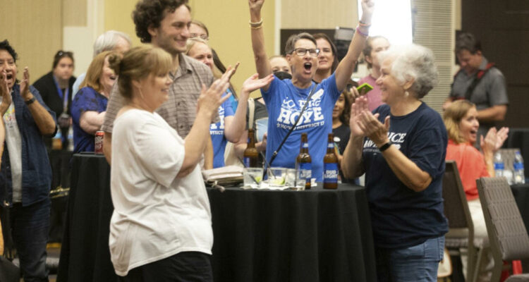 Los partidarios del “no” a la enmienda sobre el derecho al aborto en la Constitución de Kansas celebran su victoria.