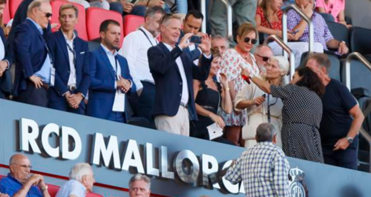 Steve Kerr presente en la victoria del Betis ante Mallorca.