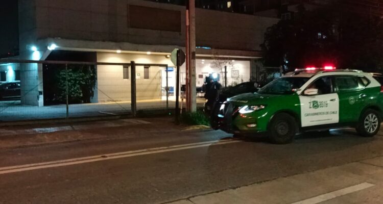 Carabineros busca a un solitario desconocido que concretó el robo de un automóvil en la comuna de La Florida. Fue la noche de ayer cuando la víctima a bordo de una camioneta se dirigió hasta un centro de diálisis a buscar a su marido, el cual está ubicado cercano a la intersección de calle Barcelona con Vicuña Mackenna oriente. Debido a que habían vehículos que antecedían a la afectada para ingresar al recinto, se mantuvo en la vía pública cuando fue abordada por un desconocido quien la intimidó con un cuchillo y la bajó desde el móvil. La mujer conducía acompañada de 3 mascotas, una de las cuales logró descender, el resto quedaron al interior del vehículo en el cual huyó el asaltante. Así lo señaló una testigo del lugar. CUNA PORTONAZO VECINA El capitán Bruno Murillo oficial de ronda de la prefectura Santiago cordillera señaló que de momento se desconoce el paradero del la camioneta sustraída y de las mascotas que iban en su interior. CUNA PORTONAZO RONDA La víctima afortunadamente no resultó con lesiones físicas. Los antecedentes de lo ocurrido fueron entregados al ministerio público con el fin de desarrollar las indagatorias que permitan dar con el paradero del principal sospechoso.