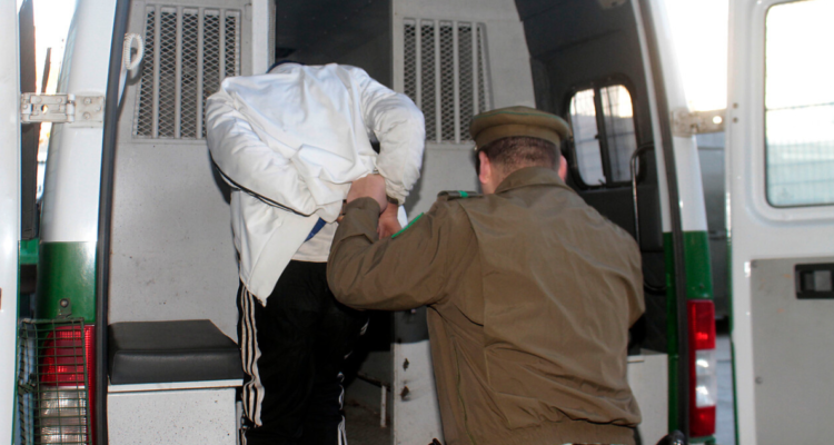 Detienen a menor de 14 años con un lápiz adaptado para disparar, cocaína y un arma en San Felipe.