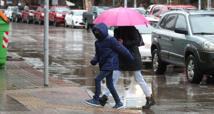 Lluvias para Santiago en el fin de semana largo