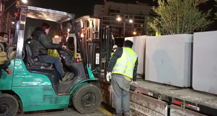 Despejan alrededores del Metro Vicente Valdés e instalan maceteros para impedir comercio ambulante