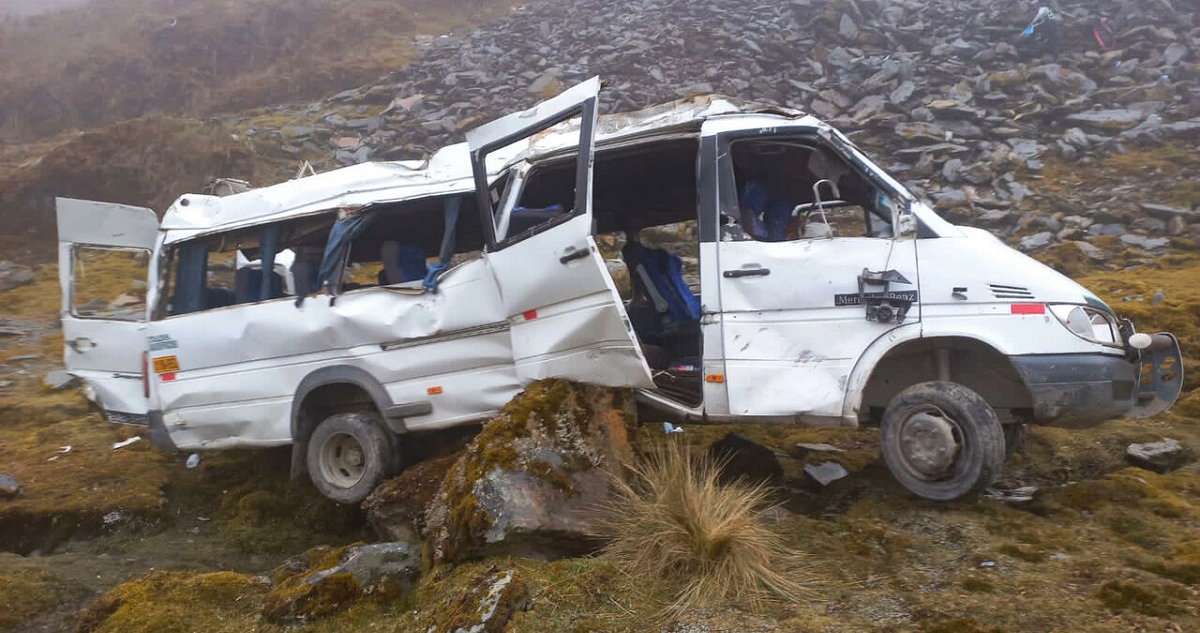 El vehículo de los turistas fallecidos al desbarrancarse en una ruta de Perú luego de visitar Machu Picchu.