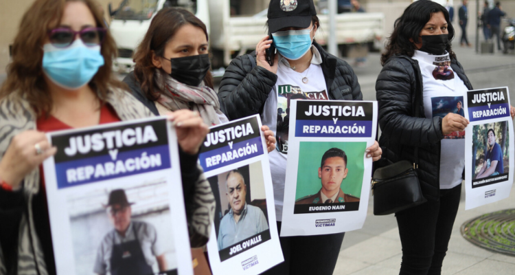 Familiares de personas asesinadas en Macrozona Sur entregan carta en La Moneda y exigen reparación.|