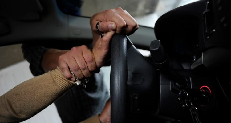 Mujer fue encañonada en la cabeza en encerrona donde le robaron su auto en Macul