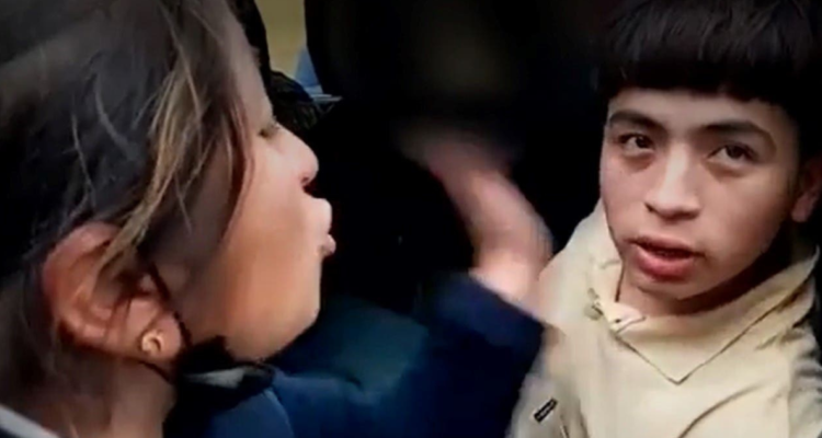 Madre cachetea hijo detenido
