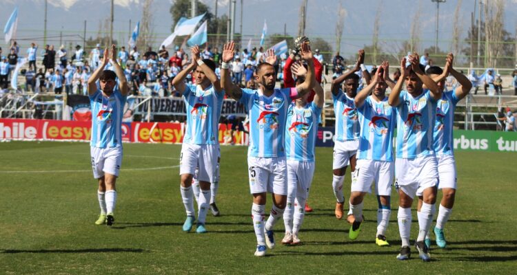 Magallanes arriesga sanciones por lienzo de hinchas a favor del Apruebo.