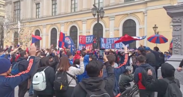 Manifestaciones en contra de Azul Azul en las afueras de la casa de estudio.