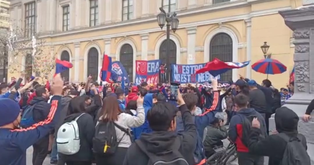 Manifestaciones en contra de Azul Azul en las afueras de la casa de estudio.