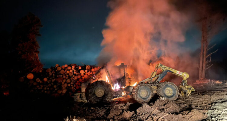 Al menos 5 máquinas forestales son destruidas en nuevo ataque incendiario en localidad de Los Ríos