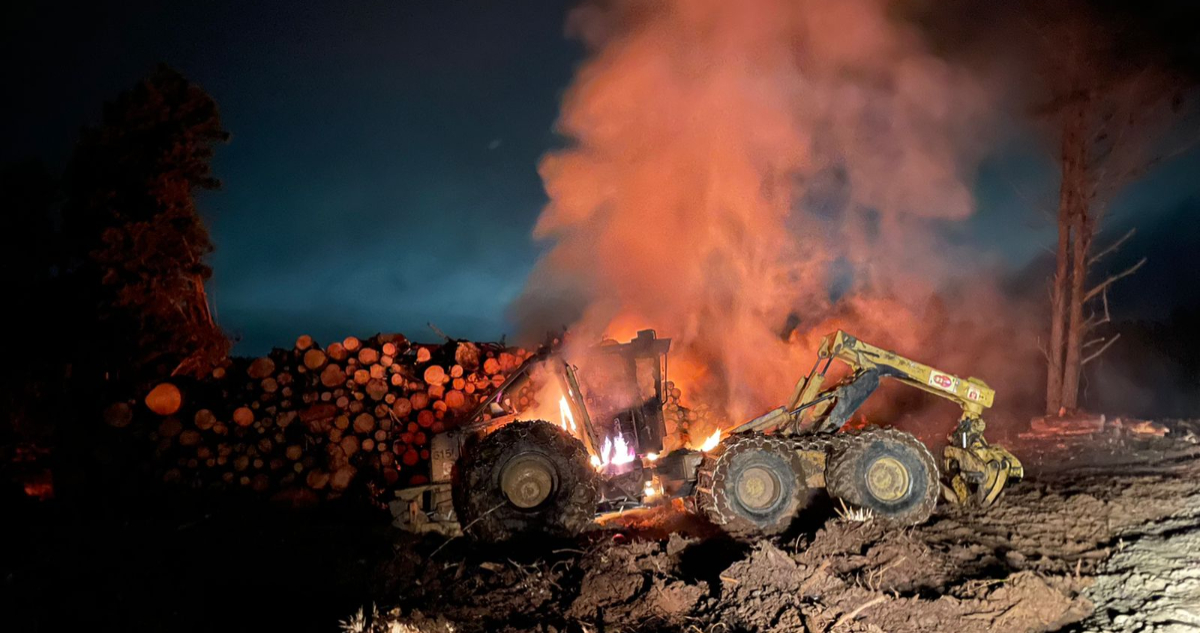 Al menos 5 máquinas forestales son destruidas en nuevo ataque incendiario en localidad de Los Ríos