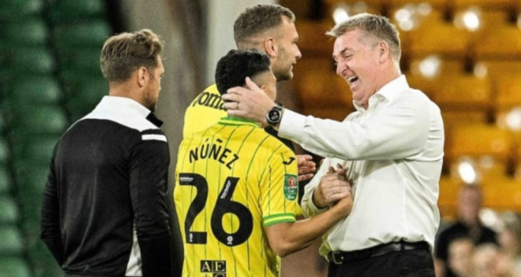 Marcelino Núñez es felicitado por su DT tras lanzar el penal al estilo Panenka en la EFL Cup.
