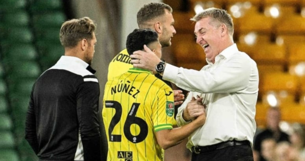 Marcelino Núñez es felicitado por su DT tras lanzar el penal al estilo Panenka en la EFL Cup.