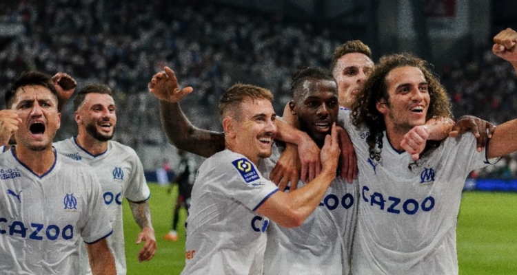 Marsella saca ventaja con un jugador menos ante el Nantes.