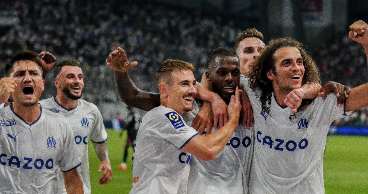 Marsella saca ventaja con un jugador menos ante el Nantes.
