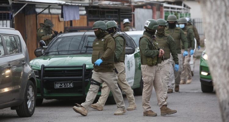 Masivo operativo en población El Castillo de La Pintana para desbaratar a “Herederos del pantano”