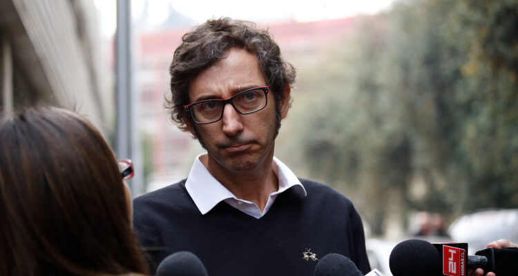 Matías del Río hablando serio con un grupo de periodistas. Hoy TVN aclaró los motivos de la salida de del Río de Estado Nacional.