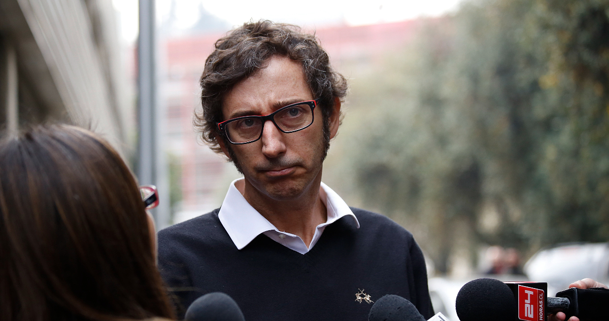 Matías del Río hablando serio con un grupo de periodistas. Hoy TVN aclaró los motivos de la salida de del Río de Estado Nacional.