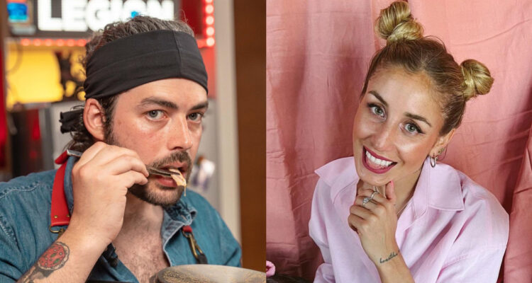 Max Cabezón comiendo un platillo mientras mira a la cámara. A su lado, Daniela Castro sonríe a la cámara.