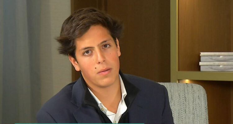 El joven Máximo Menem hablando con MegaNoticias sobre el diagnóstico que tuvo en 2018. Se ve serio mientras mira a su entrevistador.