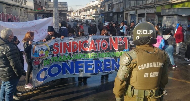 Ambulantes de Meiggs y de la Plaza de Maipú protestan con barricadas para exigir permiso de trabajo