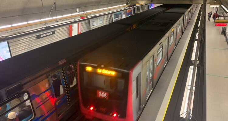 Un tren de la Línea 2 del Metro.