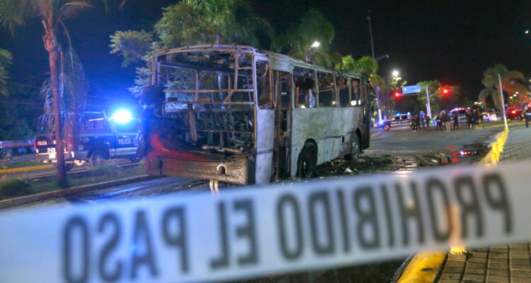 Un autobús incendiado en la calle.
