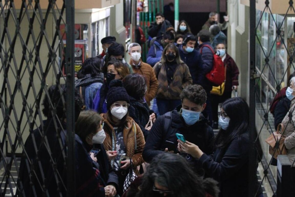 Fila para ver "Mi país imaginario" 